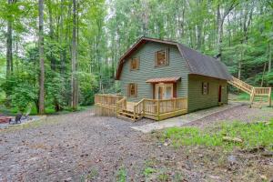 una cabaña verde en medio del bosque en Wooded Blue Ridge Cabin 2 Decks, Fire Pit!, en Blue Ridge