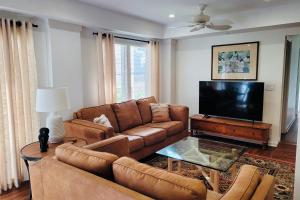 Spacious 3-Bedroom 2-Bath Apartment with Kitchen and AC 휴식 공간