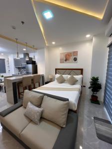 1 dormitorio con cama, sofá y cocina en Luxury Cabin Near Fields Avenue en Ángeles