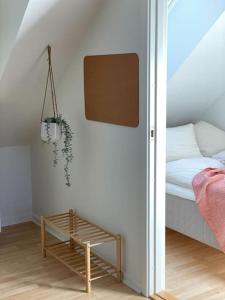 Habitación pequeña con cama y mesa en Ophold i hjertet af Odense!, en Odense
