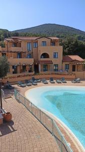 a resort with a swimming pool and a building at AL 4 della Pergola in Cavo
