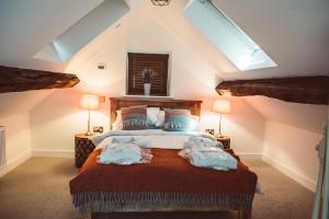 een slaapkamer met een groot bed met 2 lampen bij The Granary in Montgomery