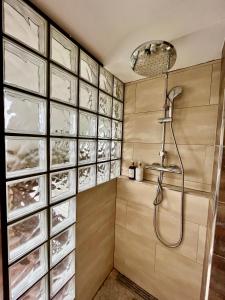 La salle de bains est pourvue d'une douche et d'une paroi en verre. dans l'établissement Charmant Apt White&Grey 3BR Proche Centre et Gare, à Thionville