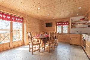 Chalet Le Bois Joli的厨房或小厨房