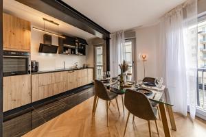 uma cozinha e sala de jantar com mesa e cadeiras em Le Dobrée - Centre - Charme & Confort - 4p - 55m2 em Nantes