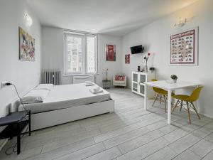 - une chambre avec un lit, un bureau et une table dans l'établissement Realkasa Marconi, à Bologne