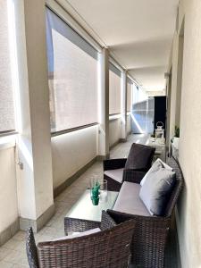 Apartamento con balcón con sillas de mimbre y mesa. en Casa di Como., en Como