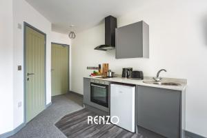 uma cozinha com um lavatório e uma bancada em Vibrant and Inviting 1 Bed Apartment in Derby by Renzo, Perfect Hotel Alternative em Derby