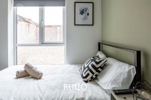- une chambre avec un lit blanc et une fenêtre dans l'établissement Vibrant and Inviting 1 Bed Apartment in Derby by Renzo, Perfect Hotel Alternative, à Derby