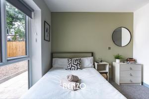 um quarto com uma cama e uma grande janela em Vibrant and Inviting 1 Bed Apartment in Derby by Renzo, Perfect Hotel Alternative em Derby