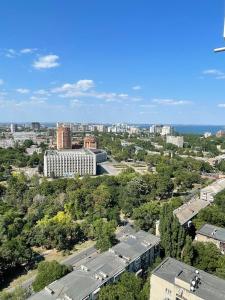 eine Luftaufnahme einer Stadt mit Gebäuden und Bäumen in der Unterkunft Апартаменты с панорамным видом возле моря in Odessa + 16 Fotos