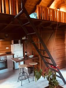 Cozy Mountain Chalet في لا أوروتافا: مطبخ مع دور علوي مع طاولة وكراسي