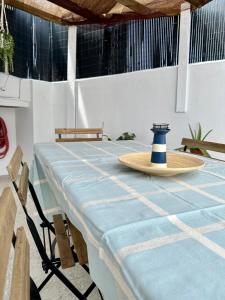 拉科魯尼亞的住宿－CasaLola - Corme Porto，一张蓝色和白色的桌子,上面有帽子