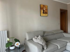 ein Wohnzimmer mit einem Sofa und einem Tisch in der Unterkunft Lovely Apartment in Parma