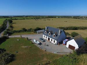 uma vista aérea de uma casa no meio de um campo em Ocean Winds em Wexford