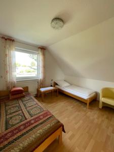 um quarto com 2 camas e uma janela em Messe Apartment - 10 Gäste em Hanôver