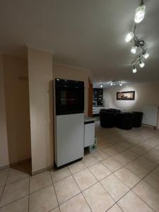 uma sala de estar com um frigorífico branco e um sofá em Messe Apartment - 10 Gäste em Hanôver