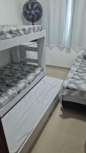 um beliche branco sentado num quarto em casa confortável em Camaçari