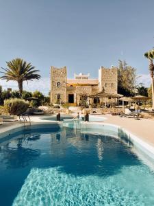 una piscina di fronte a un edificio di Out of Medina a Essaouira