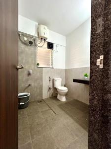 Een badkamer bij BREEZE: By Aryavarta (King-sized 2 BHK apartment)