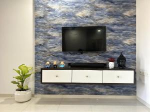Uma televisão e/ou sistema de entretenimento em BREEZE: By Aryavarta (King-sized 2 BHK apartment)
