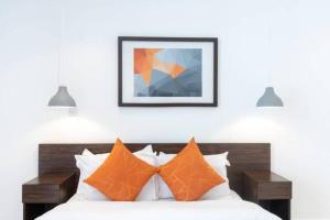 Postel nebo postele na pokoji v ubytování Embassy Gardens 1 Bedroom Apt + 99 fotografií