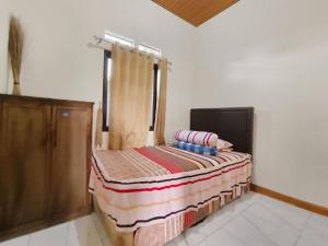 a small bed in a room with a window at Villa Cisarua Ananda in Brujul +10 photos