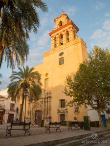 un edificio con una torre de reloj encima en Apartamento San Agustín - Alojamientos El Duque, en Córdoba