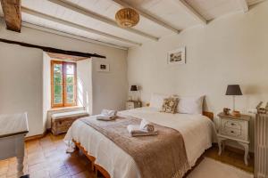 a bedroom with a bed with towels on it at Les Juliannes - Gîte La Pierre Etoilée Piscine Jardin in Paulinet +57 photos