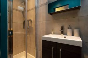 a bathroom with a sink and a shower at Beautiful cosy, modern studio in Chamonix centre in Chamonix-Mont-Blanc