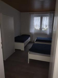 En eller flere senge i et værelse på estrella24 LIVING ROOMS Kairo