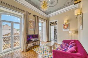 uma sala de estar com um sofá roxo e uma janela em Casa Riad Yasmin em Silves