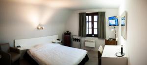 um quarto com uma cama, uma secretária e uma janela em JFK Hotel Zelzate - Gent em Zelzate