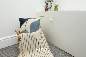 una almohada de ratán sentada en una silla en una habitación en Vibrant 2-bed Townhouse in Lincoln by Renzo, Free Wi-Fi, Ideal for contractors, en Lincolnshire