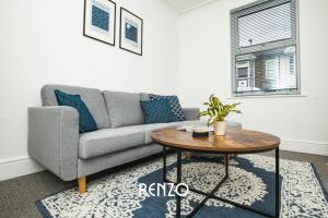 LincolnshireにあるCharming 2-bed Townhouse in Lincoln by Renzo, Free Wi-Fi, Ideal for contractorsのリビングルーム(ソファ、テーブル付)