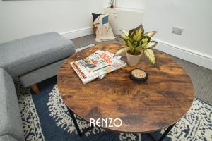 una mesa de centro de madera en una sala de estar con una planta en Vibrant 2-bed Townhouse in Lincoln by Renzo, Free Wi-Fi, Ideal for contractors, en Lincolnshire