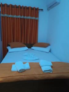 Hotel Beso في Këlcyrë: غرفة نوم بسريرين عليها مناشف