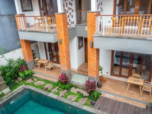 烏布的住宿－Arumasta Ubud，享有带游泳池的建筑的空中景致