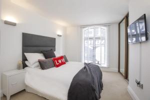 Giường trong phòng chung tại Adventurer's View