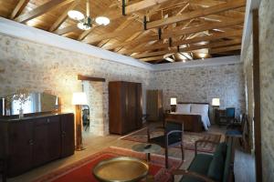 约阿尼纳Stonehouse Grace的一间有床、桌子和椅子的房间