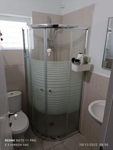 um chuveiro na casa de banho com um WC e um lavatório em my holiday apartment em Zikhron Ya‘aqov