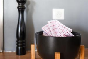 a black bowl on a table with a pink towel at Les terrasses - T3 Spacieux avec parking gratuit in Toulouse +17 photos