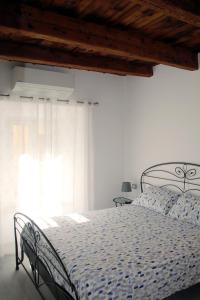 um quarto com uma cama e uma janela em Giolo House em Loreto