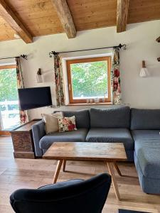 een woonkamer met een bank en een tafel bij Zuhaus Schernfeichten in Kitzbühel