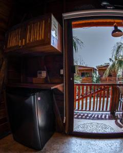 une porte ouverte sur une terrasse couverte avec un balcon. dans l'établissement Cabañas Coconut by MIJ, à Holbox