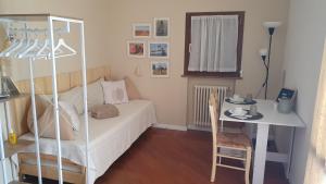 Postel nebo postele na pokoji v ubytování Glicine & more Forlì