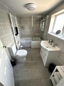 uma casa de banho com um WC, um lavatório e uma banheira em Seaside Snug - Gorgeous 2 Bed Seaside Bungalow em Hornsea