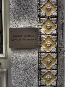 Ein Schild, auf dem steht, dass das Palastmuseum Palacio-Gemälde eskortierte. in der Unterkunft Palace Museum - Espaço Palmeiras in Porto