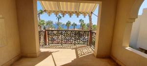 einen Flur mit einem Balkon mit Meerblick in der Unterkunft fourseasons resort - privte villa at fourseasons sharm elsheikh in Sharm El Sheikh