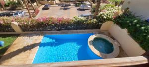 einen Blick über einen Pool mit Blumen in der Unterkunft fourseasons resort - privte villa at fourseasons sharm elsheikh in Sharm El Sheikh